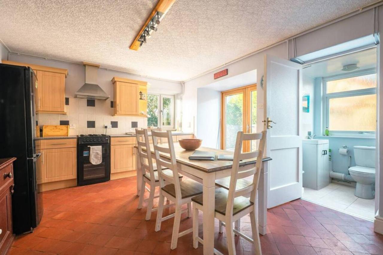 Cosy Welsh Cottage In St Davids Centre With Garden Exterior photo